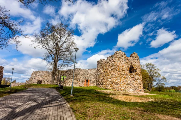 Rovine Del Castello Teutonico Medievale Aluksne Lettonia Giorno Soleggiato Primavera — Foto Stock