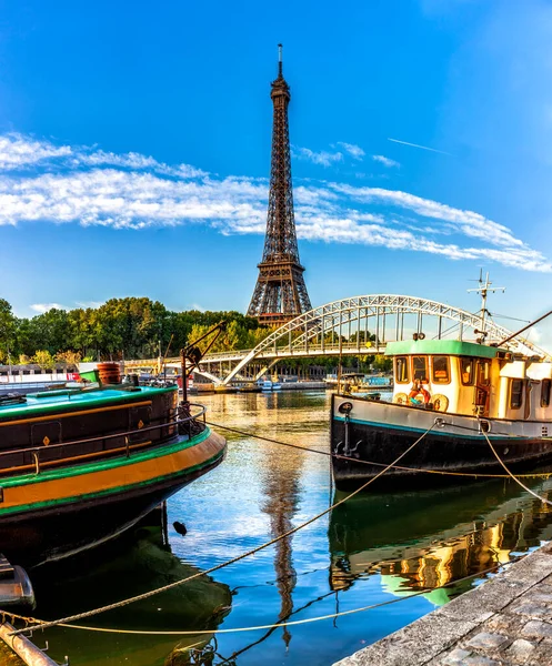 Две Речные Лодки Реке Мбаппе Возле Эйфелевой Башни Париже Франция — стоковое фото