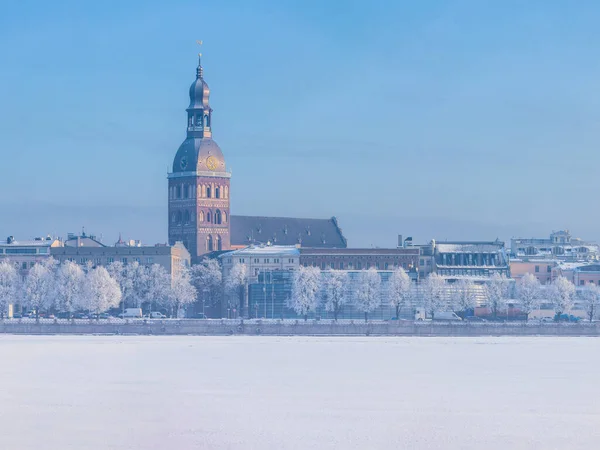 Skyline Invierno Capital Letona Riga Casco Antiguo Con Árboles Cubiertos —  Fotos de Stock