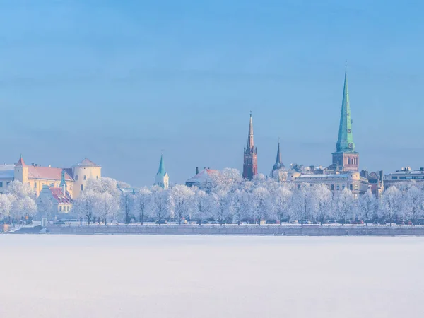 Zimowa Panorama Łotewskiej Stolicy Rygi Stare Miasto Drzewami Pokrytymi Mrozem — Zdjęcie stockowe
