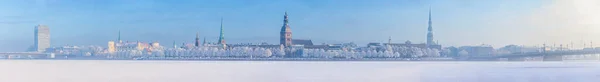 拉脱维亚首都里加古城冬季的天际线被霜冻覆盖着树木 31幅图像的全景合并 — 图库照片