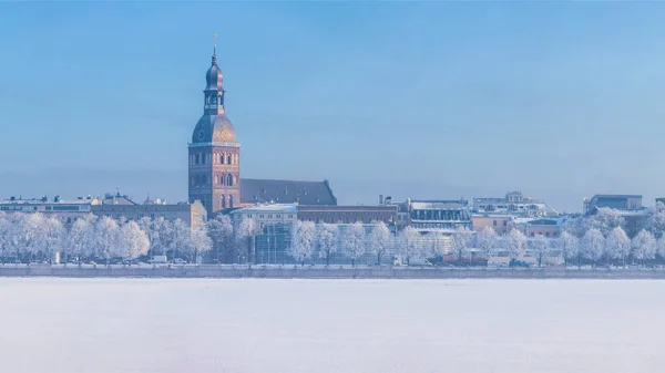 Winter Skyline Latvian Capital Riga Old Town Frost Covered Trees — Stock Photo, Image