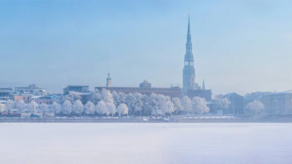 Winterliche Skyline Der Lettischen Hauptstadt Riga Altstadt Mit Frostbedeckten Bäumen — Stockfoto