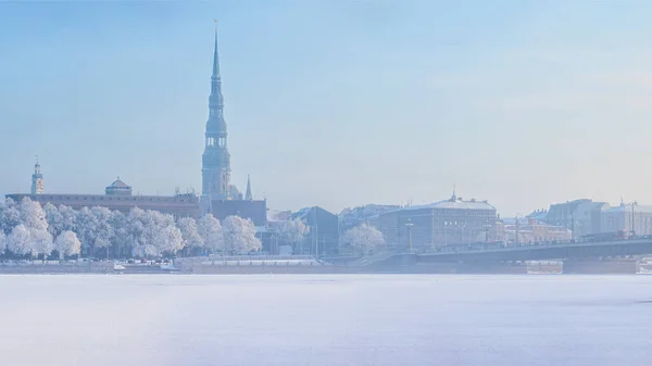 Zimowa Panorama Łotewskiej Stolicy Rygi Stare Miasto Drzewami Pokrytymi Mrozem — Zdjęcie stockowe