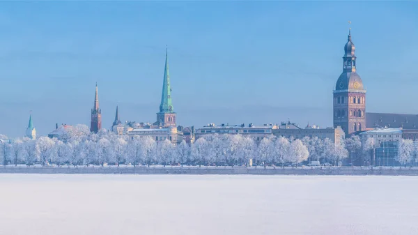 Zimní Panorama Lotyšského Hlavního Města Rigy Staré Město Mrazem Pokrytými — Stock fotografie