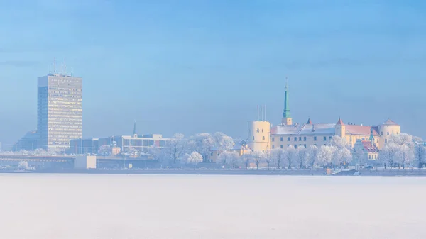 Skyline Hivernale Riga Capitale Lettone Vieille Ville Aux Arbres Gelés — Photo