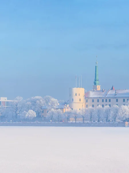 Winterliche Skyline Der Lettischen Hauptstadt Riga Altstadt Mit Frostbedeckten Bäumen — Stockfoto