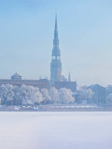 拉脱维亚首都里加古城冬季天际线 树木被霜冻覆盖 — 图库照片