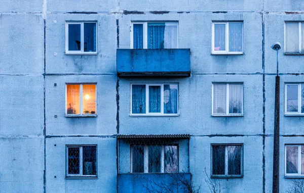 Parede Com Janela Iluminada Detalhe Era Soviética Edifício Apartamentos Bloco — Fotografia de Stock