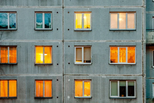 Parede Com Janelas Iluminadas Detalhe Era Soviética Edifício Apartamentos Bloco — Fotografia de Stock