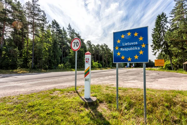 Litewski Znak Graniczny Między Łotwą Litwą Herbem Flagą Podpis Bandery — Zdjęcie stockowe