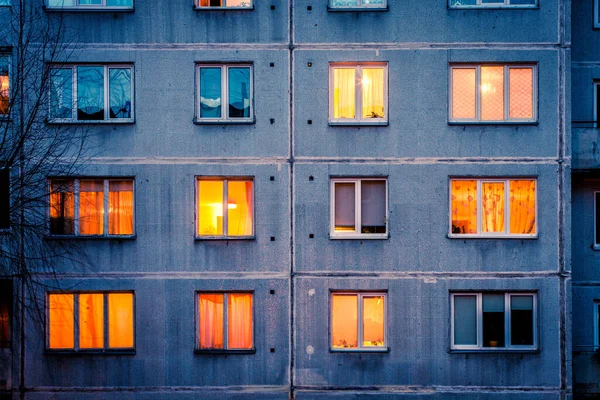 Pared Con Ventanas Luminosas Detalle Del Edificio Apartamentos Era Soviética —  Fotos de Stock