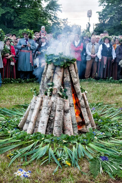 Turaida Latvia Juni 2011 Massor Människor Runt Brasan Firar Midsommarsolståndet — Stockfoto