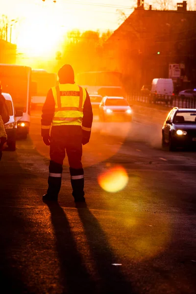 Polícia Observa Trânsito Ocupado Luz Pôr Sol Com Chama Solar — Fotografia de Stock