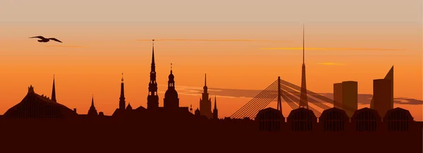 Riga Old Town Skyline durante o pôr-do-sol — Vetor de Stock