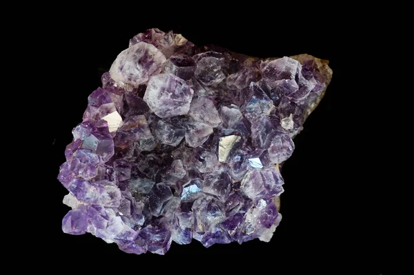 Minerale Ametista Isolato Sullo Sfondo Nero — Foto Stock