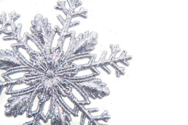 Beyaz arka plan üzerinde izole Noel ağacı süsle
