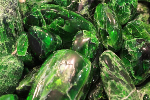çok güzel doğal arka plan olarak yeşil krom-diopside maden