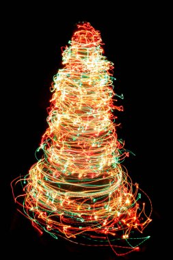 Noel ağacı siyah arka plan üzerine izole renkli ışıklar