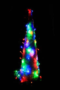 Noel ağacı siyah arka plan üzerine izole renkli ışıklar