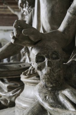 güzel arka plan olarak insan kafatası heykeli