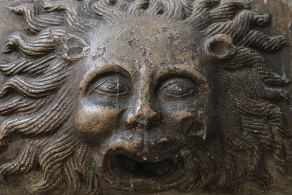 Eski oluğun heykel mimarisinin güzel bir ayrıntı olarak