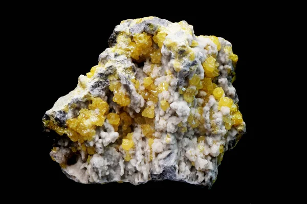 黑色背景下的硫磺矿物 — 图库照片