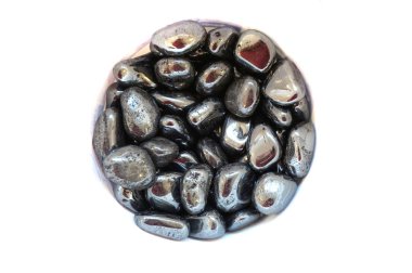 Beyaz arka plan üzerinde izole manyetit mineral koleksiyon