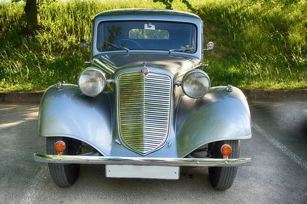 Velmi Staré Stříbrné Auto Česka — Stock fotografie