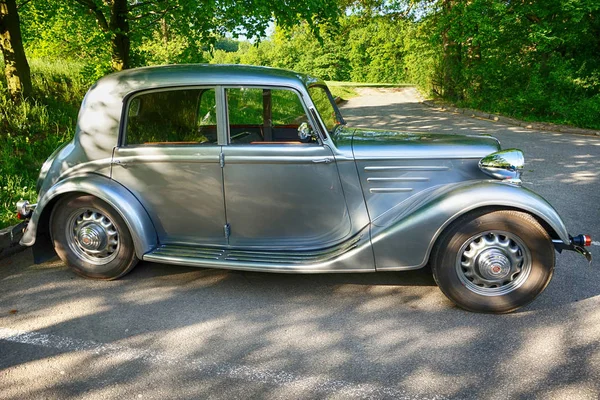 Старый Серебристый Автомобиль Чехии — стоковое фото