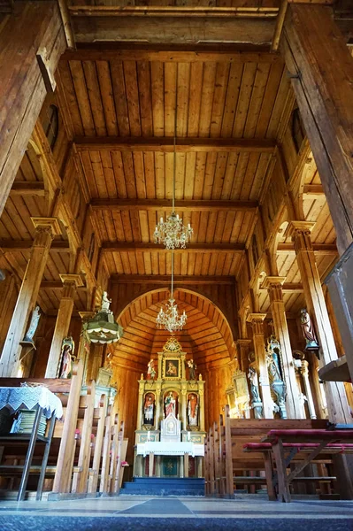 Beskydy 山脈の木造教会の美しさインテリア — ストック写真