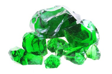 Yeşil cam beyaz arka plan üzerinde izole parçası