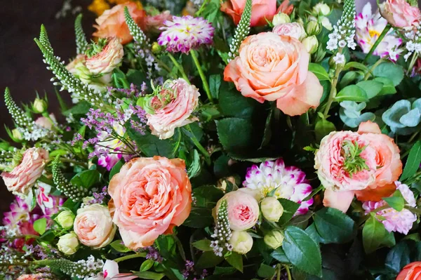 Frische Blumen Und Rosen Als Sehr Schöner Natürlicher Sommerhintergrund — Stockfoto