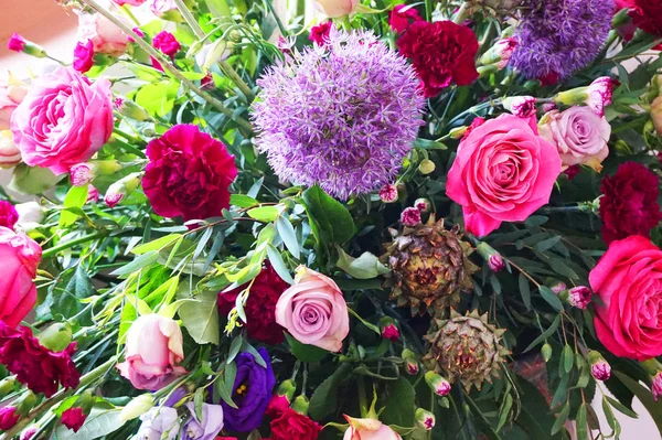 Frische Blumen Und Rosen Als Sehr Schöner Natürlicher Sommerhintergrund — Stockfoto