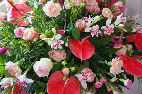 Frische Blumen Und Rosen Als Sehr Schöner Natürlicher Sommerhintergrund — Stockfoto