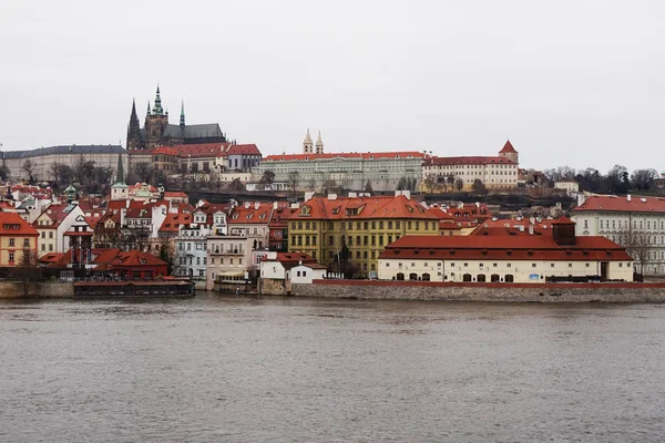 観光のシンボルとしてチェコ共和国のプラハ城 — ストック写真
