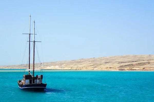 Старая Яхта Синем Море — стоковое фото