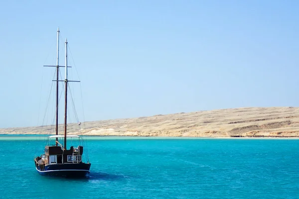 Vieux Yacht Bateau Sur Mer Bleue — Photo