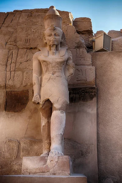 埃及卡尔纳克神殿的巨大低柱大厅和云彩 — 图库照片