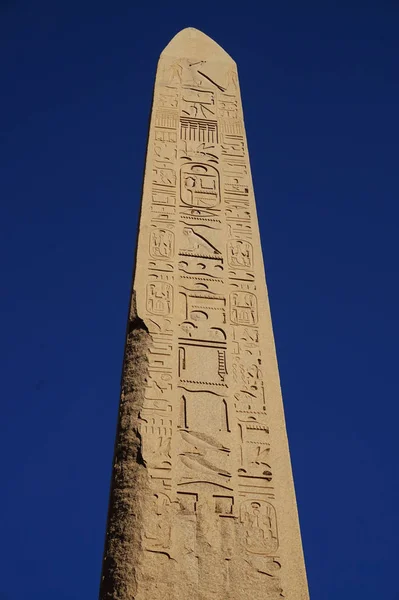 Hoogste Monolyth Uit Egypte Karnak Met Blauwe Lucht — Stockfoto