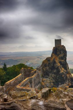 Çek Cumhuriyeti en romantik yer olarak eski trosky kale 