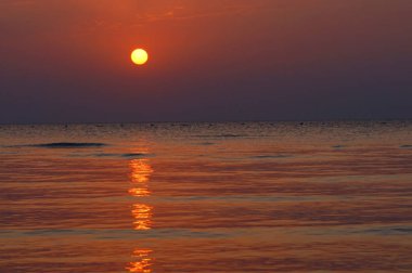 mercan kayalığı yakınındaki Mısır'da günbatımı 