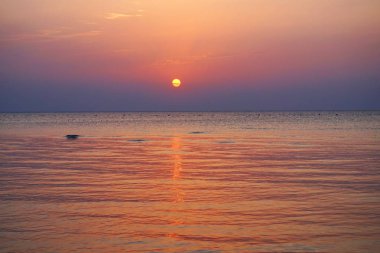 mercan kayalığı yakınındaki Mısır'da günbatımı 
