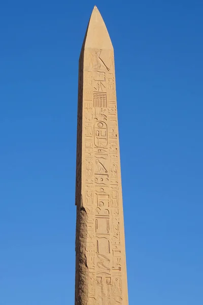 Monolito Più Alto Dall Egitto Karnak Con Cielo Blu — Foto Stock