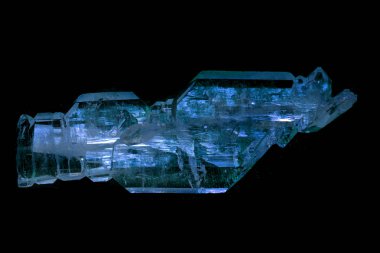 siyah arka plan üzerine izole mavi kristal