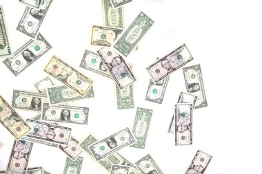 Beyaz arka plan üzerinde izole dolarlık banknotlar