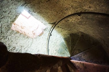 güzel bir tarihi arka planı olarak çok eski kale merdiven