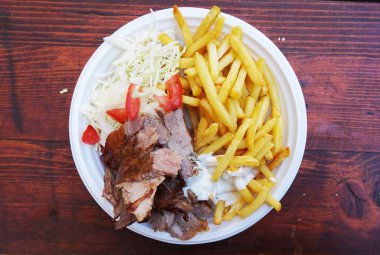 Gyros ve patates cipsi gibi hızlı yemek
