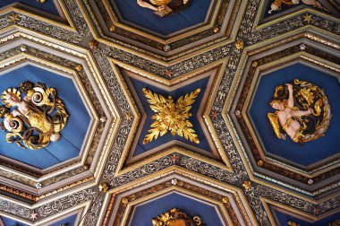 Güzel bir arkaplan olarak altın tavanın ayrıntıları