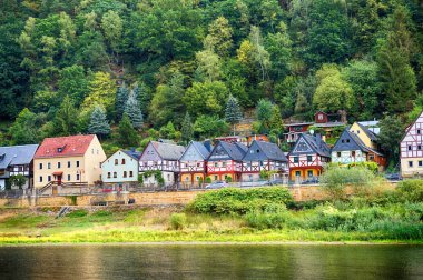 Deutsche küçük kasaba Postelwitz güzel mimari arka plan olarak